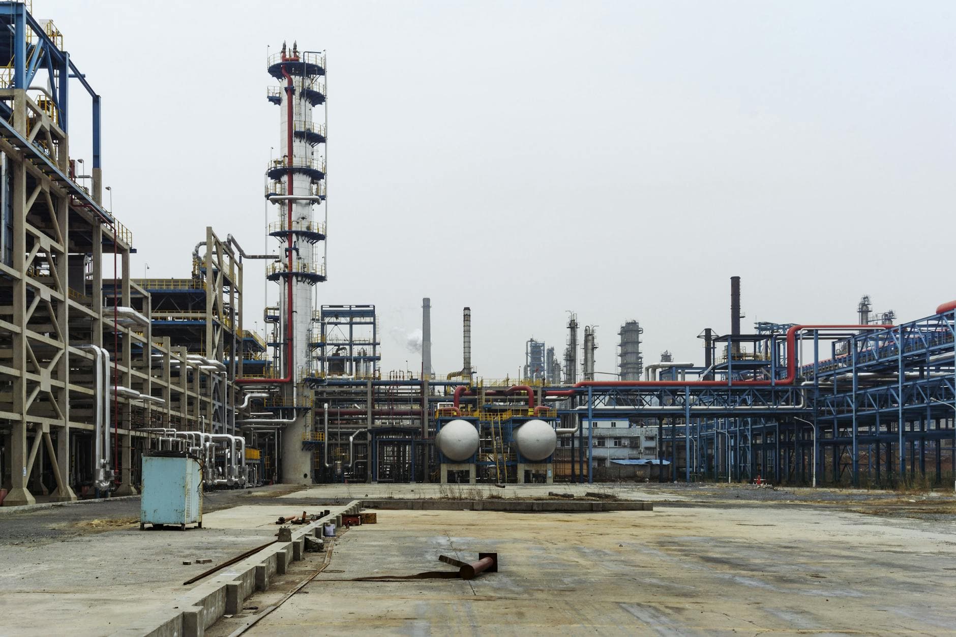 Energy Sector Fractures as Oil Majors Diverge Sharply from Explorers