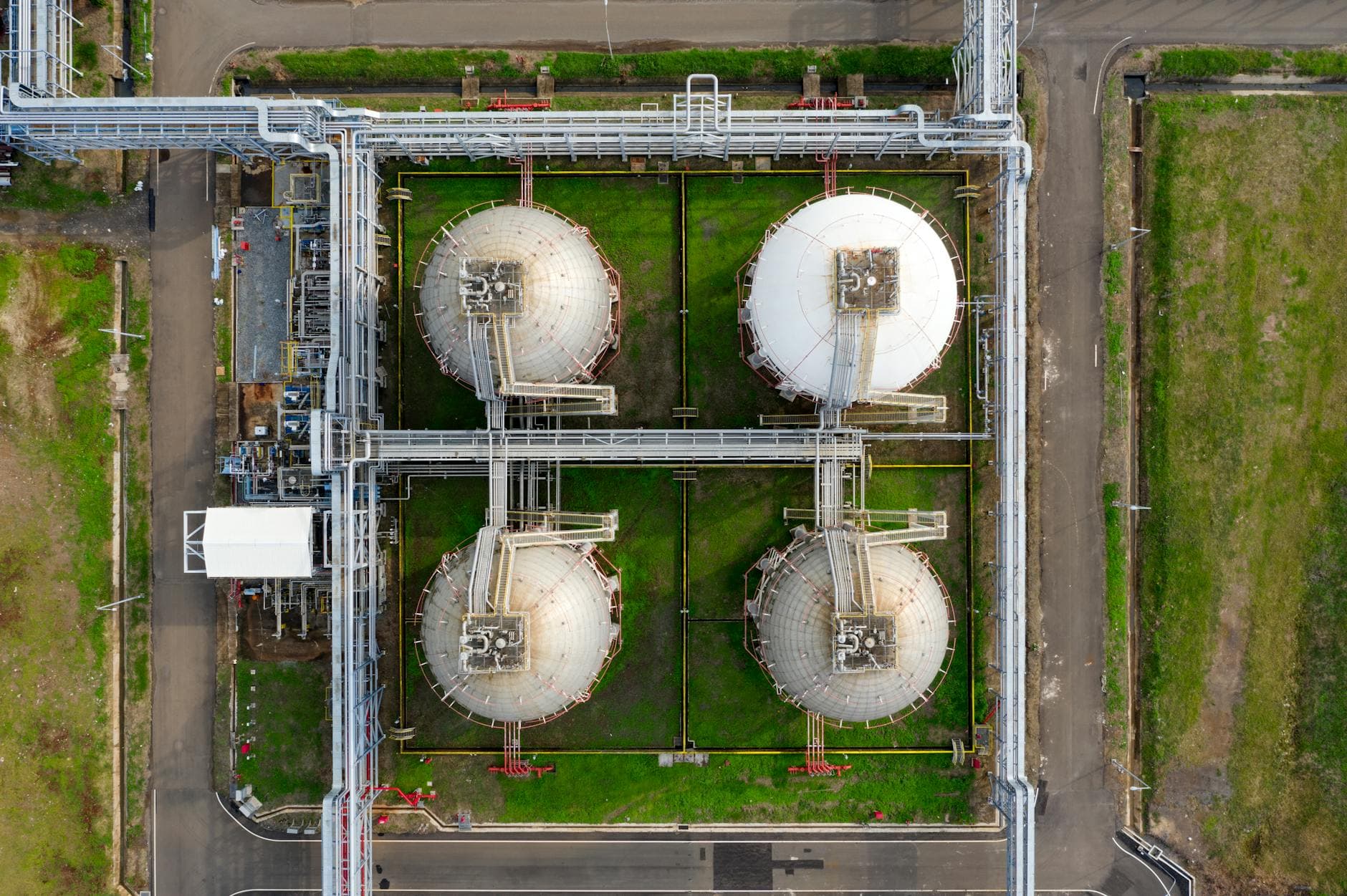 How is ArcGIS Field Maps used in oil and gas field operations?