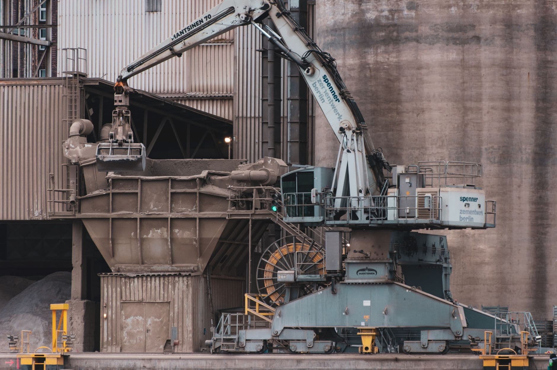 Energy Equities Advance as Majors Diverge and Uranium Stocks Rally