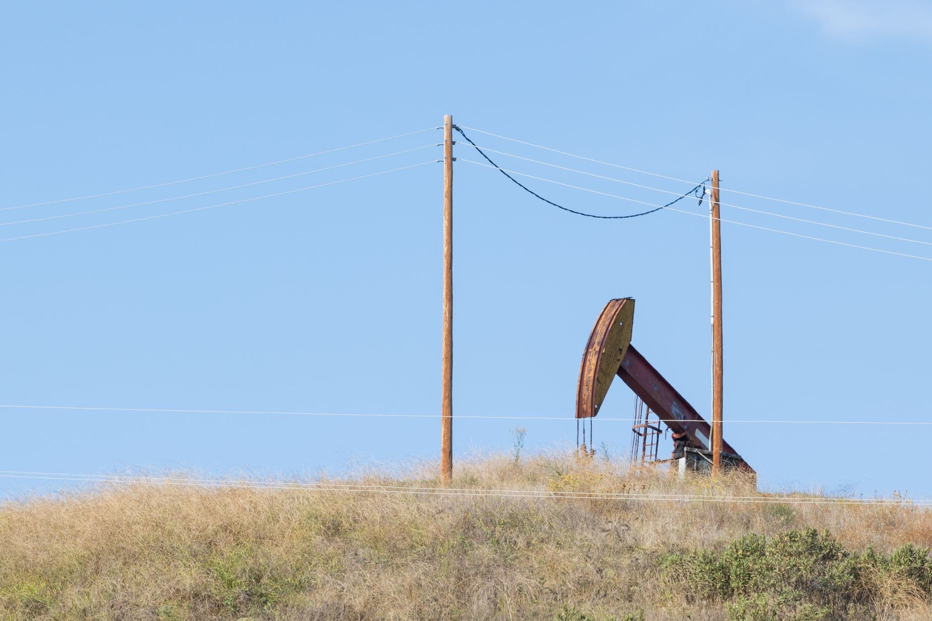 Energy Equities Diverge as Oil Majors Slip While Exploration Names Rally