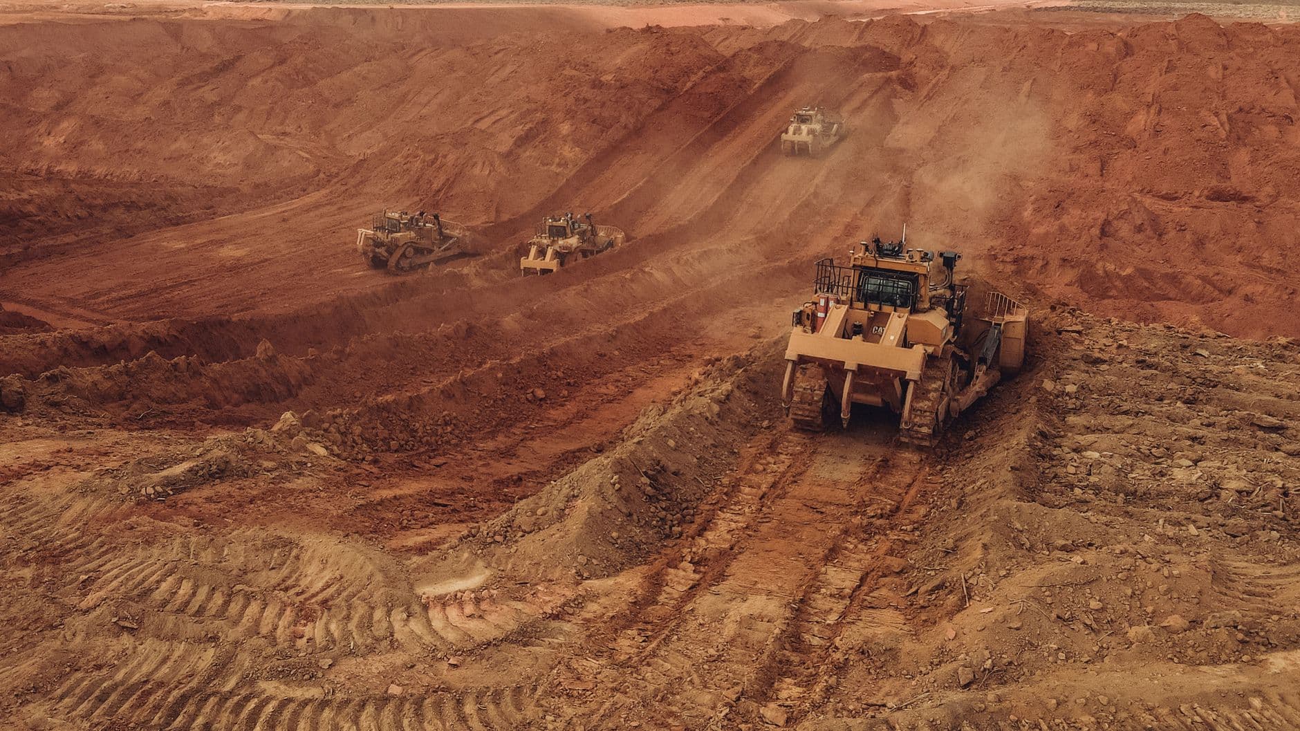 Energy Sector Diverges as Traditional Oil Names Retreat While Uranium Surges