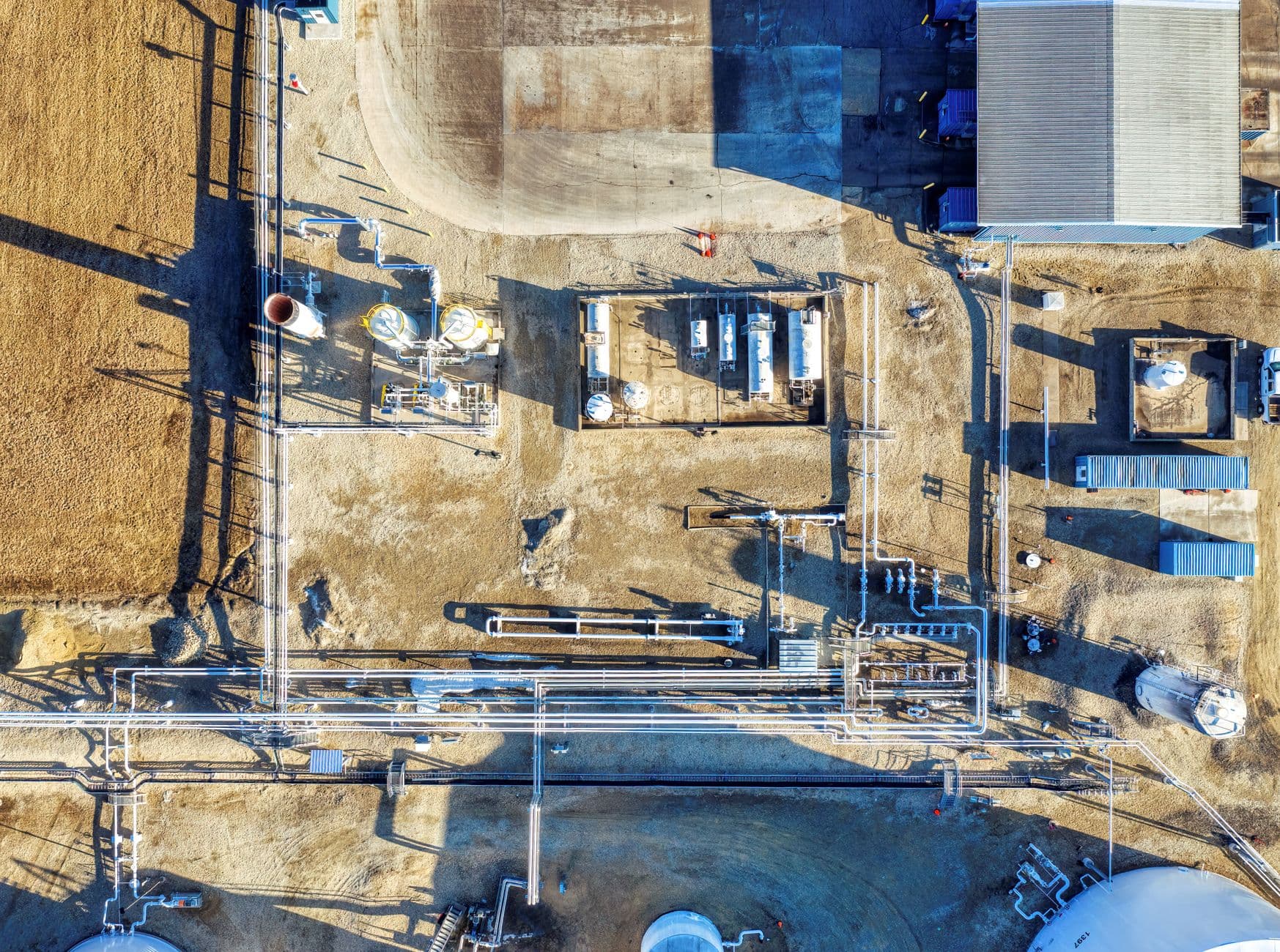 Energy Sector Diverges as Traditional Oil Names Retreat While Uranium Surges