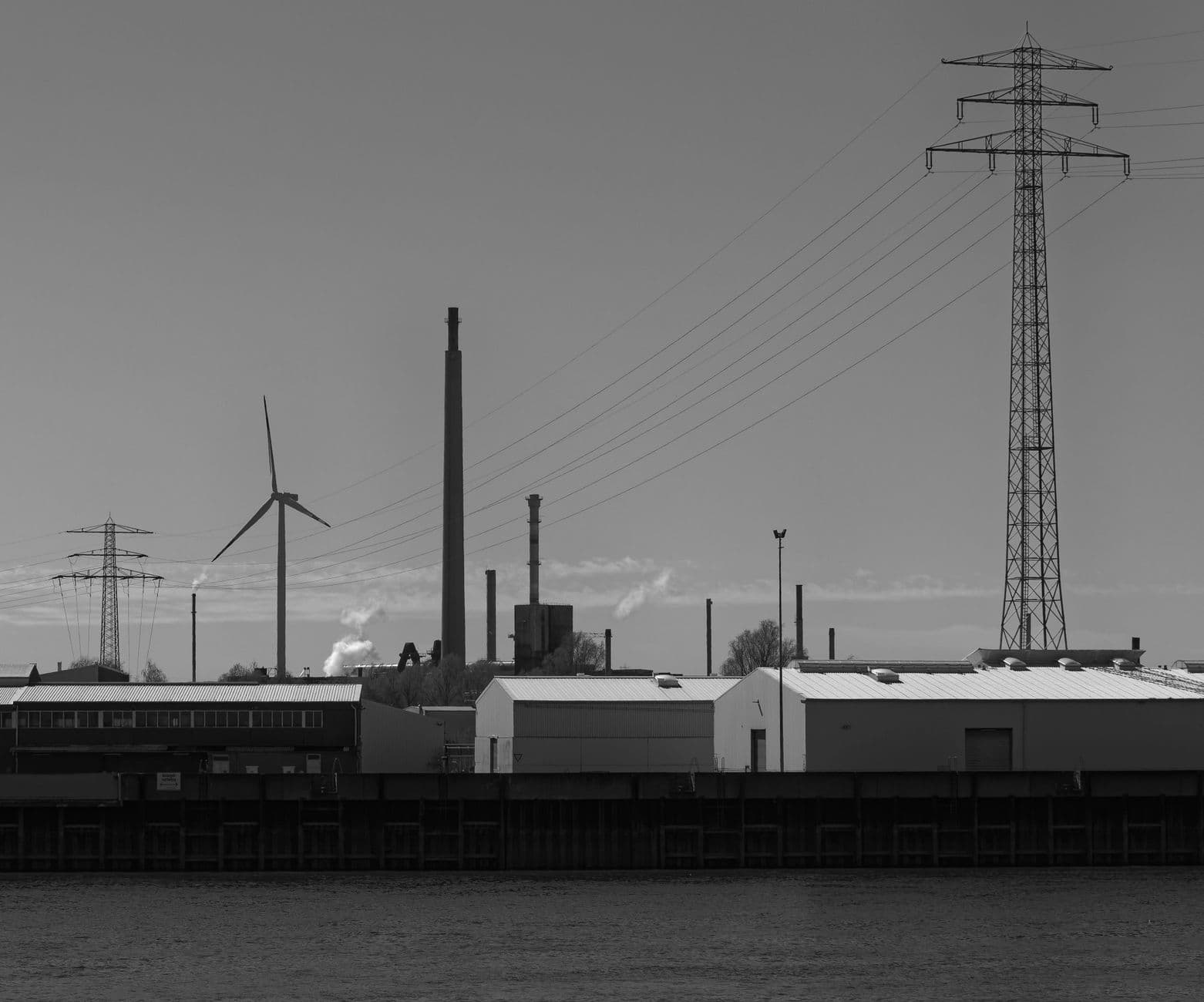 Energy Sector Trades Mixed as Divergence Emerges Between Oil Majors and Clean Technology