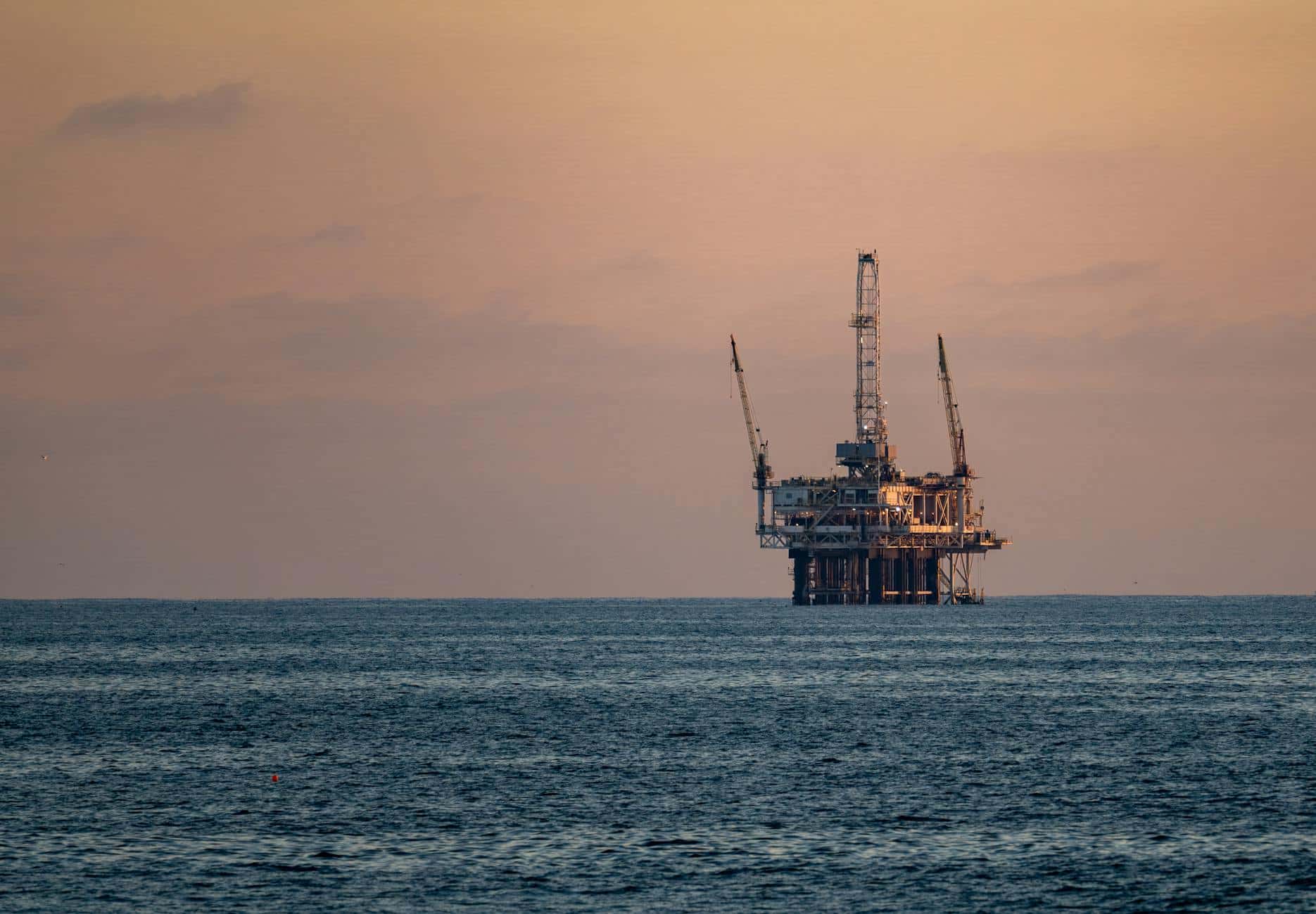 Oil Markets Swing on Hormuz Tensions While Big Oil Returns to Canada