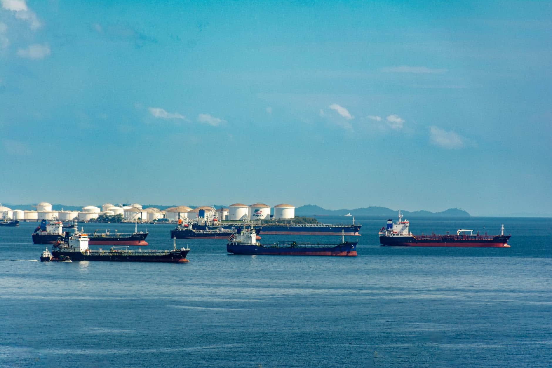 Oil Markets Whipsaw as Iran Seizes Tanker Amid Fragile Ceasefire