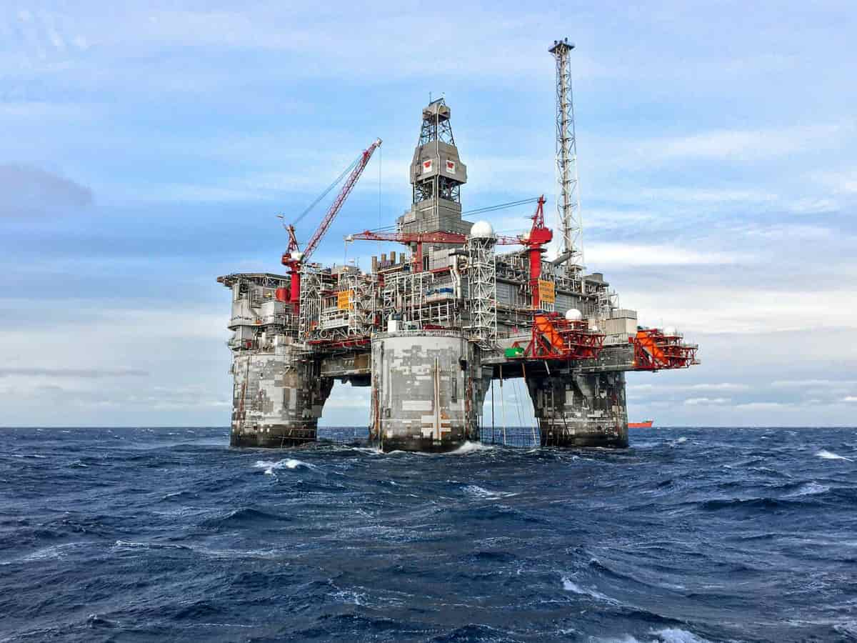 Oil Markets Whipsaw as Iran Talks Stall While Canada's Oil Sands Face Policy Crossroads