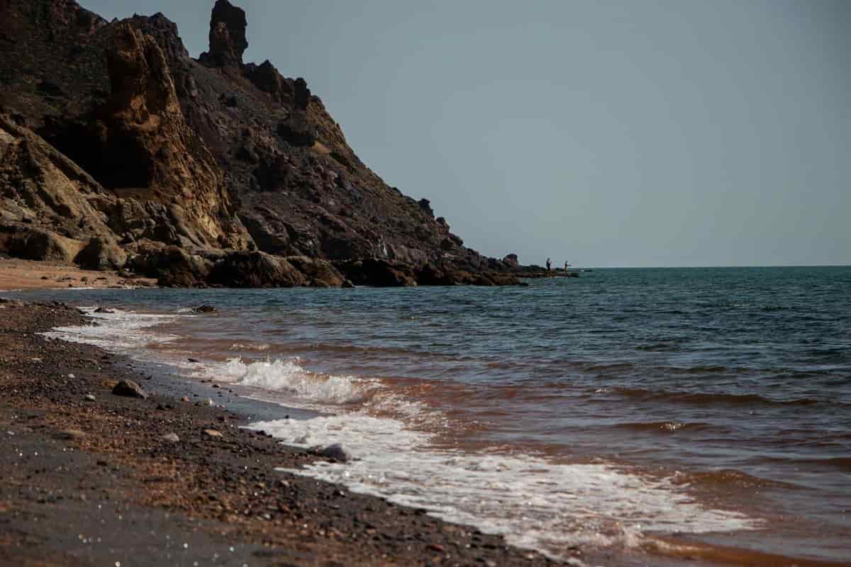 Oil Prices Climb as Hormuz Tensions Persist