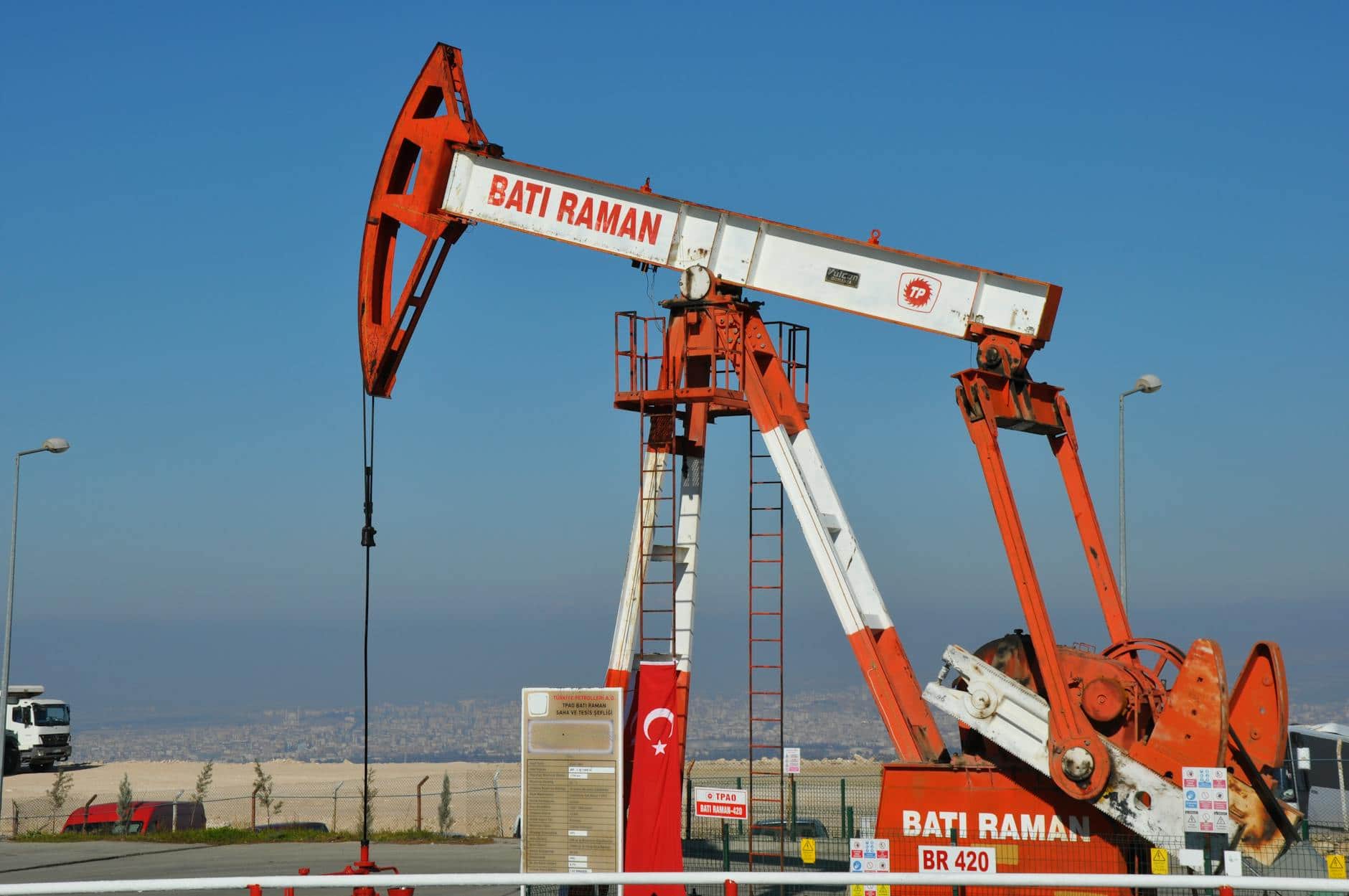 Oil Surges Past $115 as UAE Exits OPEC Amid Hormuz Standoff
