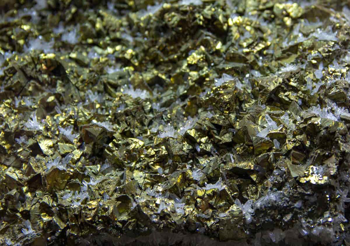 Precious Metals Rout Drags Down Mining Sector as Energy Shows Resilience