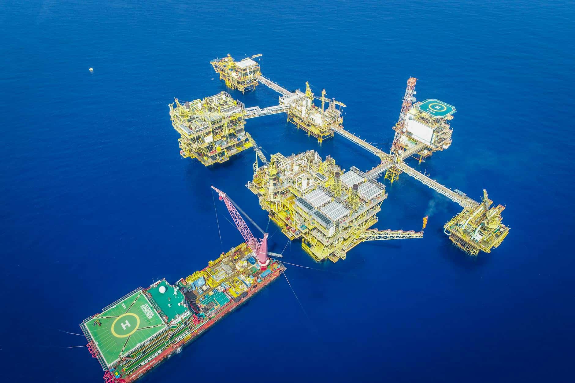 UAE Exits OPEC as Oil Markets Swing on Iran War Tensions