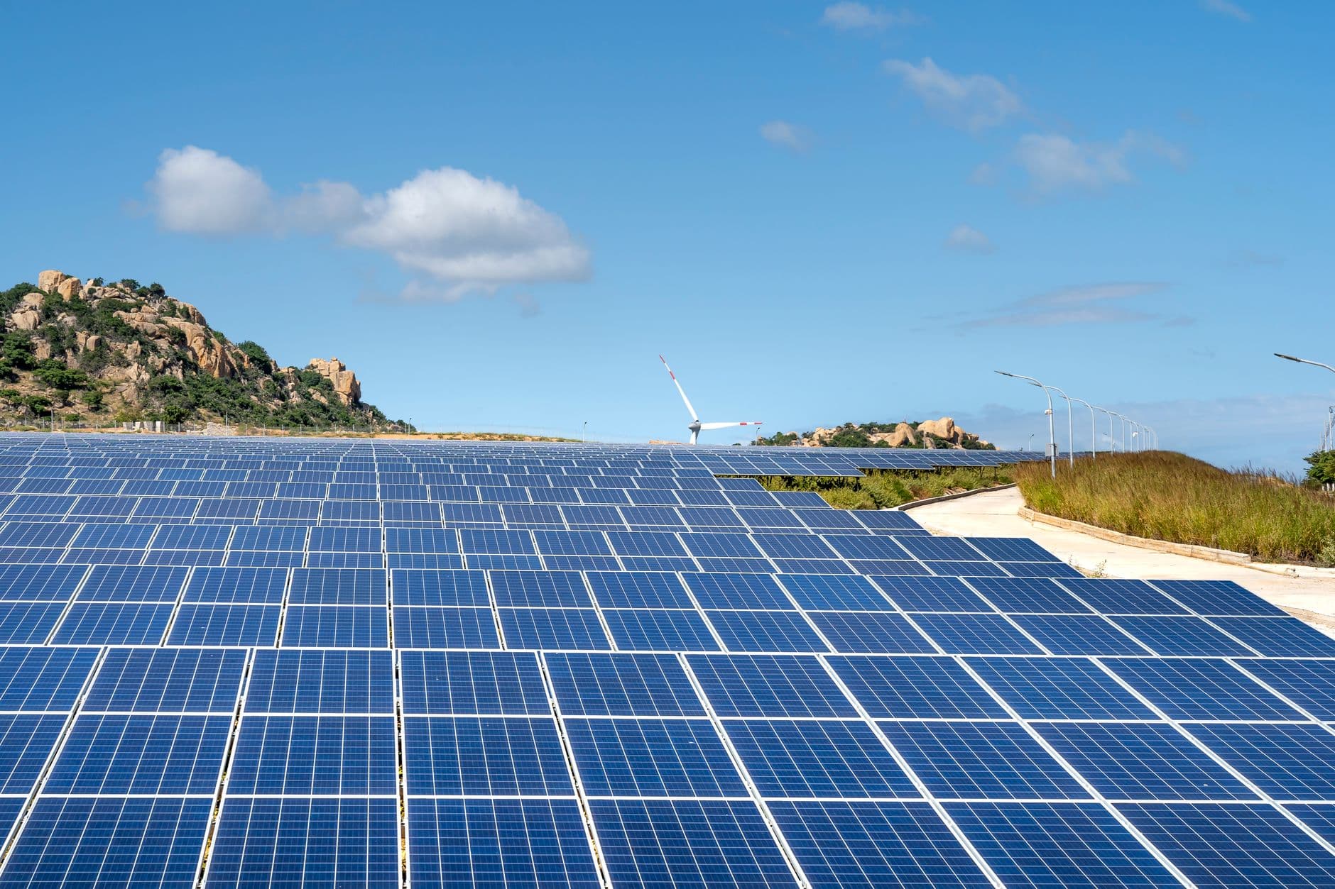 Uranium and Solar Rally Against Broader Energy Sector Decline